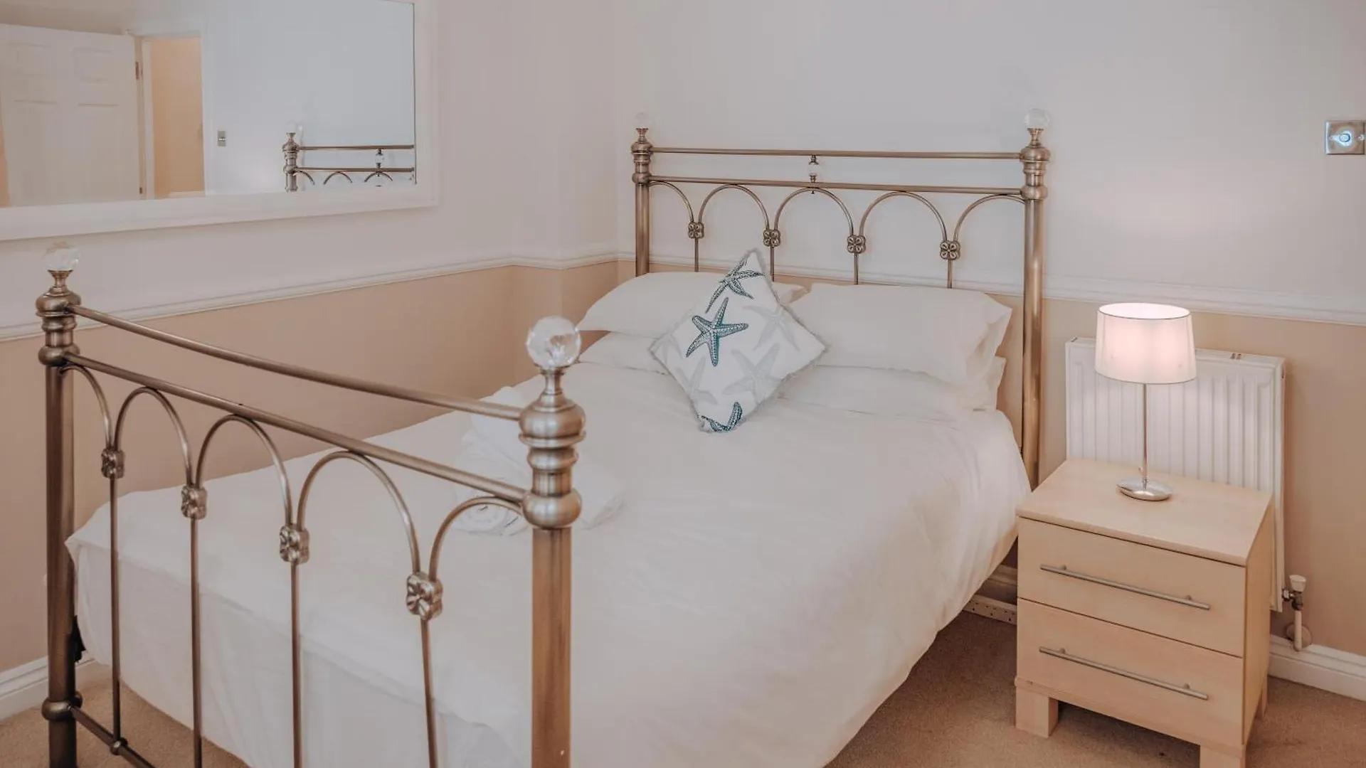 Central 2 Bed Apartment Walking Distance To Beach بورنماوث 0*,