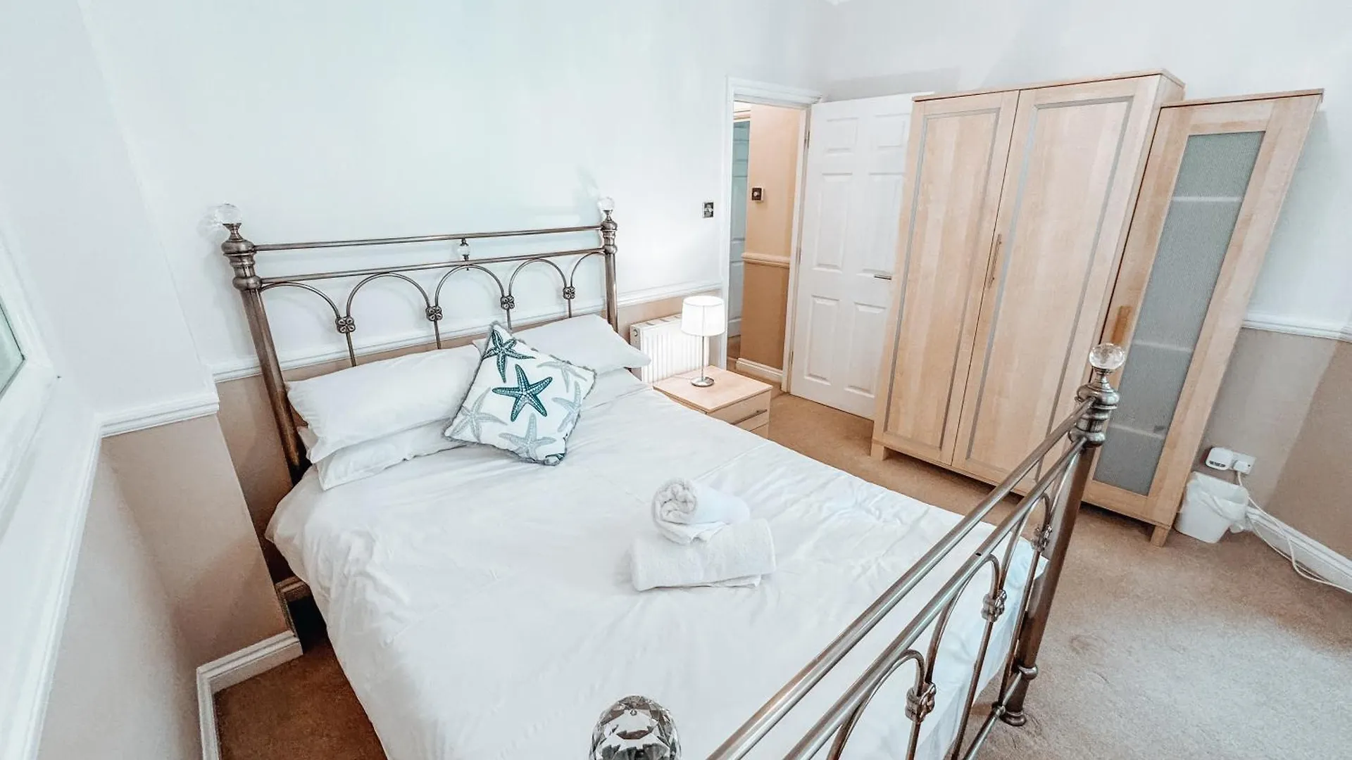 Central 2 Bed Apartment Walking Distance To Beach بورنماوث